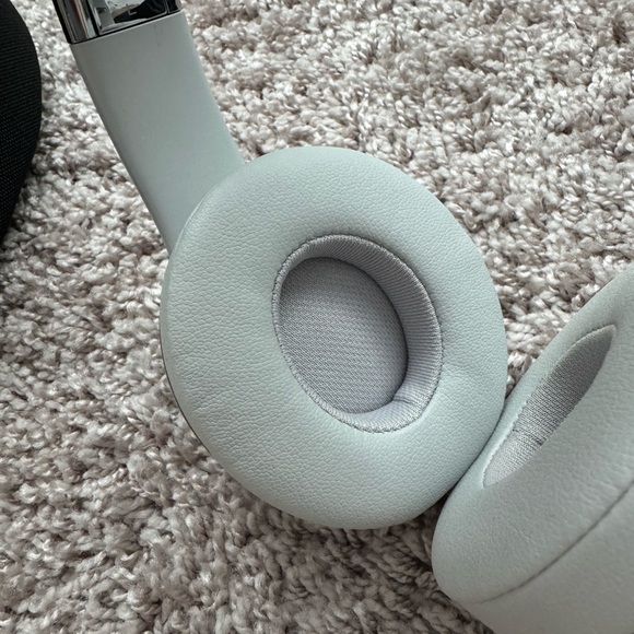 Beats Solo 3 Noise Canceling Over Ear Wireless Headphones - White/Silver/Gray - Picture 6 of 7